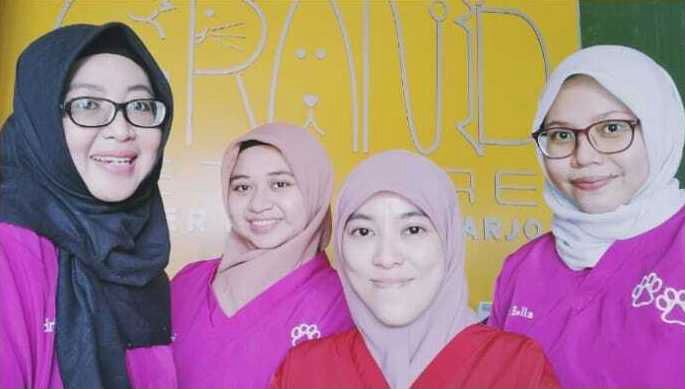 drh. Endang Arianti Wahyuni and her team from Grand Vet Care in Sidoarjo, East Java.