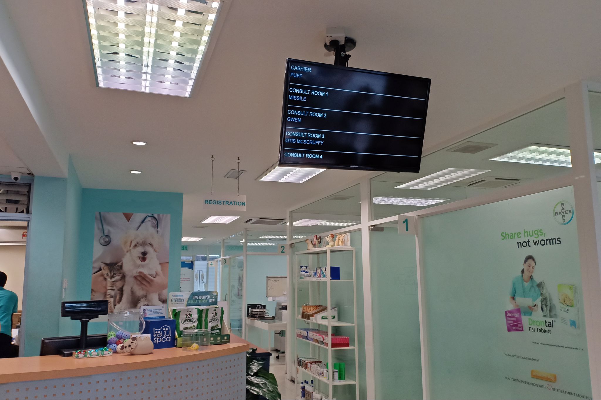 With names and designated room flashing on the screen, a smooth operations process is ensured thanks to the clear instruction.