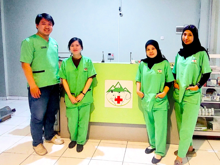 drh. Yensesn Hartanto dan tim di Klinik Highland Vet Bandung