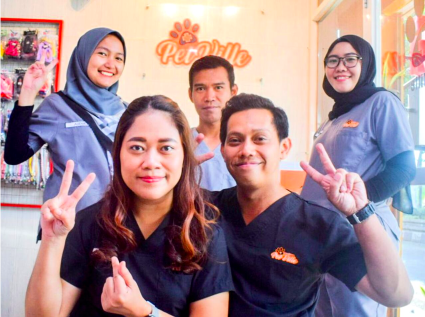 drh. Romli Ainul dan tim di Klinik Hewan PetVille